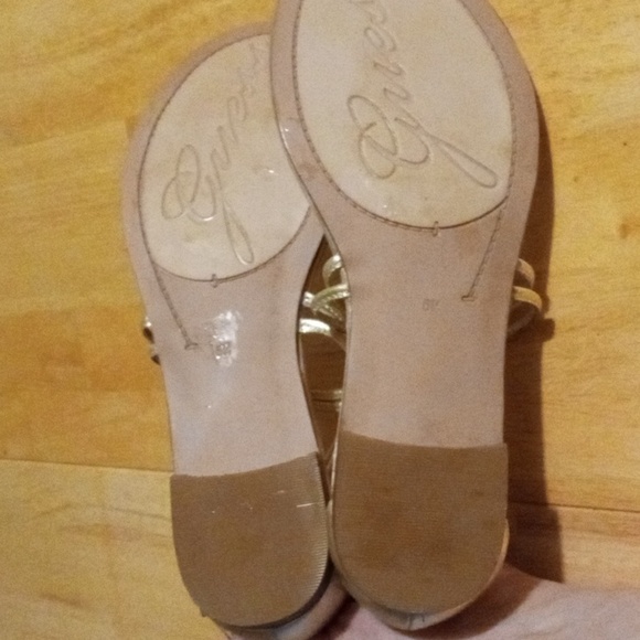 GUESS GOLD BLINGY FLAT SANDALS SIZE 6 NWOT GOLD W/ DIAMOND ACCENTS - Picture 6 of 6